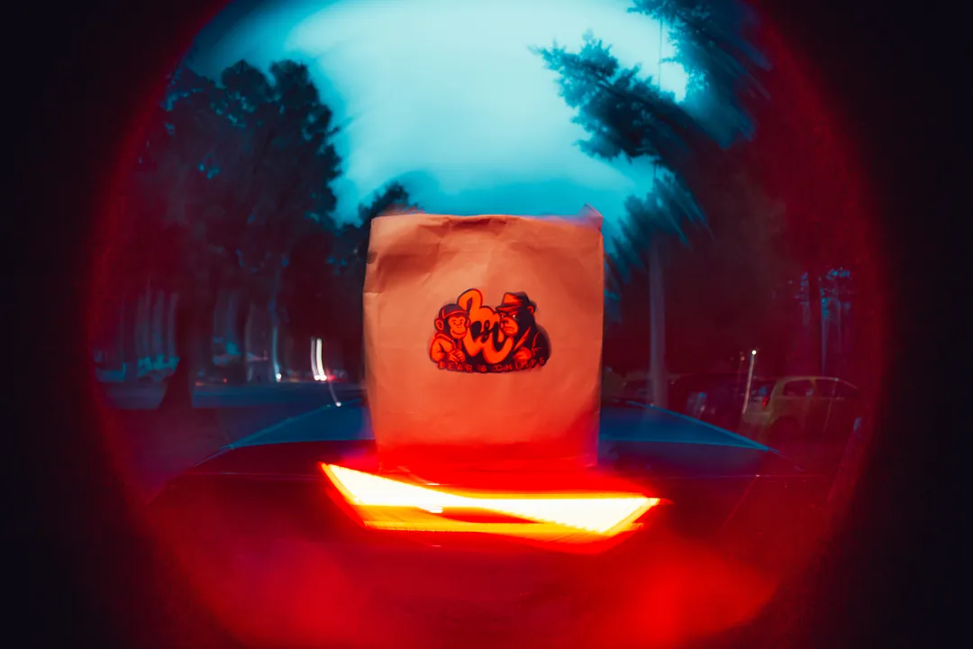 Bolsa de Bear&Chimps bajo una luz roja, de noche